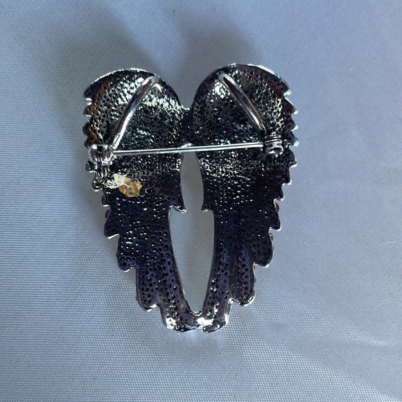 New! Angel Wings Crystal Brooch - Picture 9 of 10